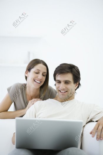 玩电脑的情侣图图片