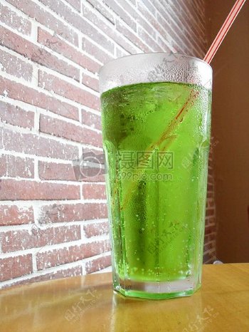 玻璃杯里的绿色果汁