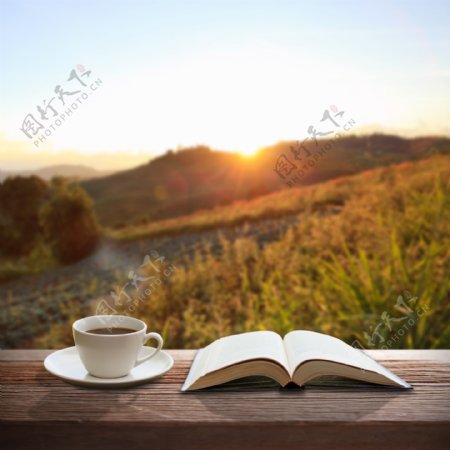 木板上的书本与咖啡图片