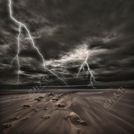 海滩风景上的闪电图片