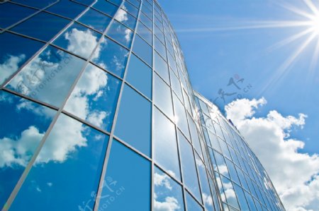 玻璃建筑与蓝天白云