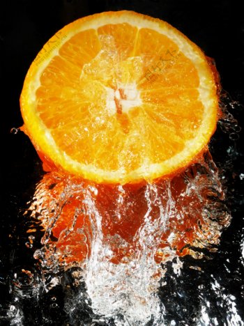 橙子与动感水花特写图片