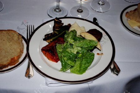 餐桌上的餐具和蔬菜