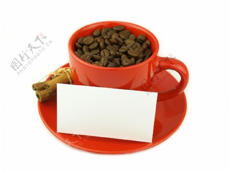 红色咖啡杯与咖啡豆图片