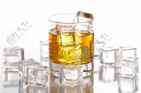 洋酒酒杯与冰块图片