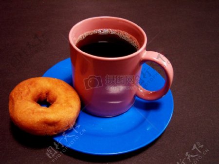 咖啡杯里的咖啡和甜品