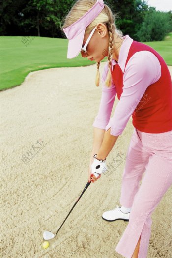打高尔夫球的时尚女性图片