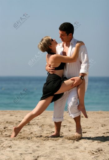 沙滩上跳舞的夫妇图片