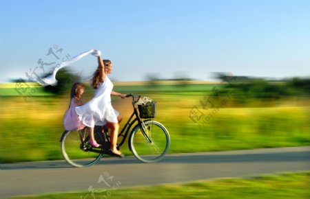 骑自行车的母女
