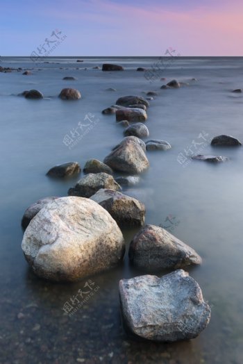 美丽海滩上的石头图片