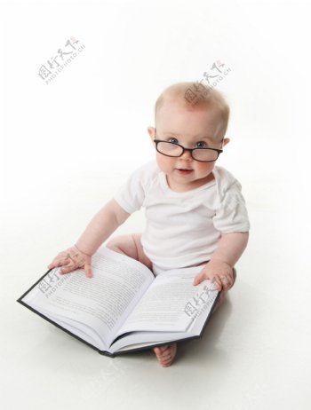 戴眼镜的小宝宝图片