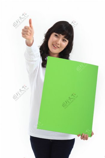 手拿绿色牌子的卷发韩国美女图片
