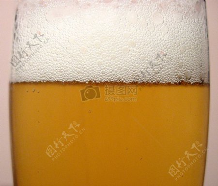 玻璃杯里的啤酒