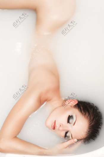 正在洗澡的美女图片