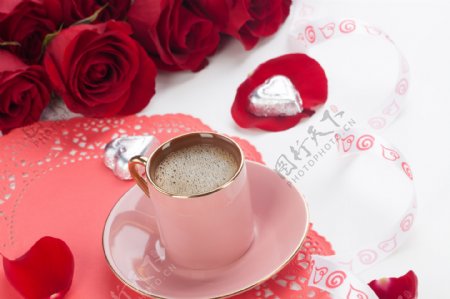 咖啡与玫瑰花图片