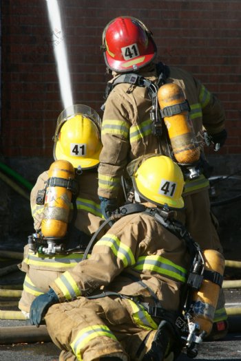 正在灭火的消防官兵图片