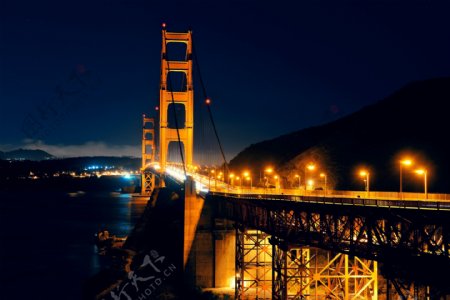 夜晚里美丽的桥