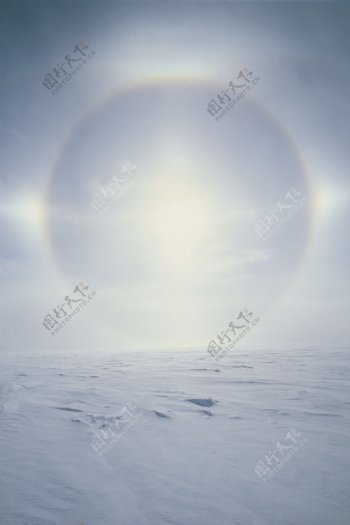 光圈照耀雪山景观图片