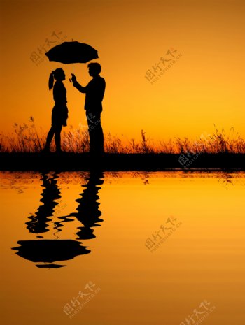 河边打伞的情侣图片