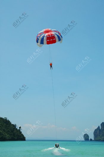 海上降落伞运动图片