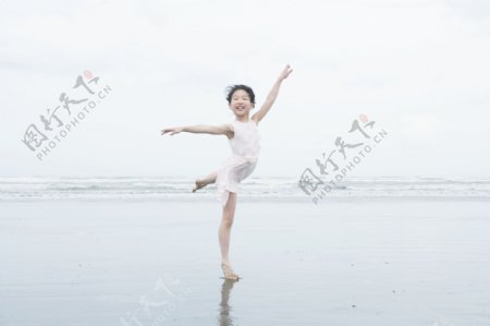 海边跳舞的女孩图片