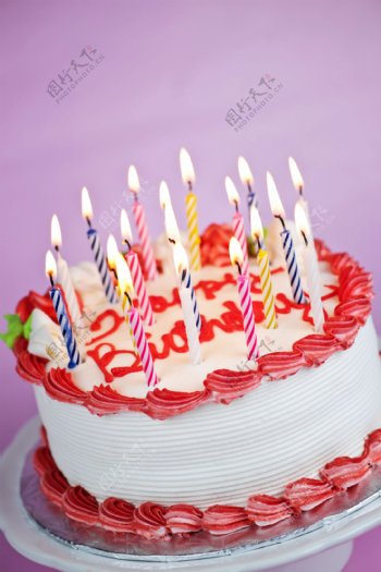 插着许多蜡烛的生日蛋糕图片