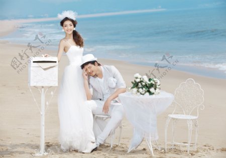 沙滩上的情侣婚纱摄影图片