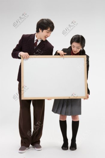 两个抱着画板学生图片