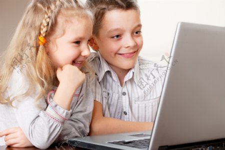 一起玩电脑的男孩女孩图片