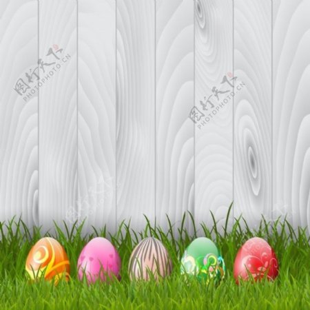 在草地上装饰复活节蛋