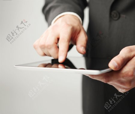 操作平板电脑的商务男士图片