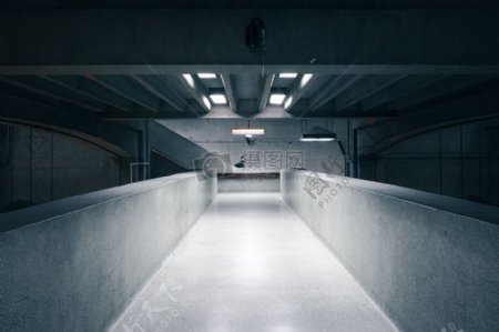 公共交通地下走廊混凝土地下室