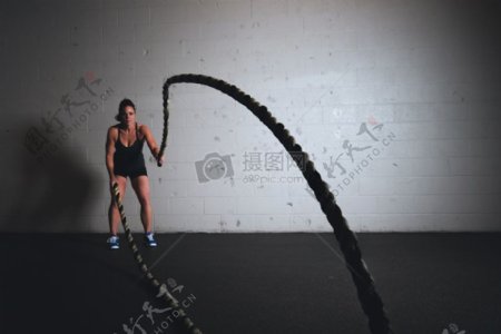 人妇女体育强健身运动训练在室内绳索绳跳跃