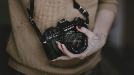 人妇女手镜头摄影师技术镜头数码单反相机YASHICA