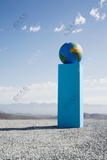 蓝色柱子上的地球图片