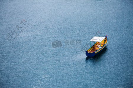 海洋自然水蓝色海洋船寂寞