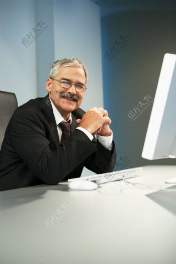 微笑办公的外国成功商务男性图片
