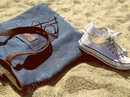 沙滩沙滩牛仔裤鞋子眼镜腰带钱包相反所有的明星运动鞋脱衣服