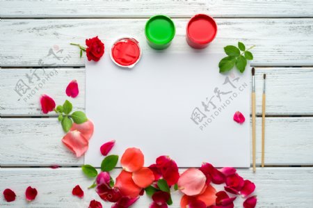 美丽的玫瑰花瓣与颜料图片