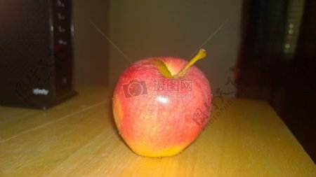 桌子上的苹果