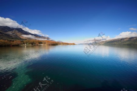 山峰湖泊图片