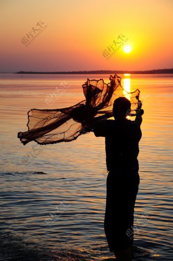 夕阳下渔翁捕鱼高清图图片