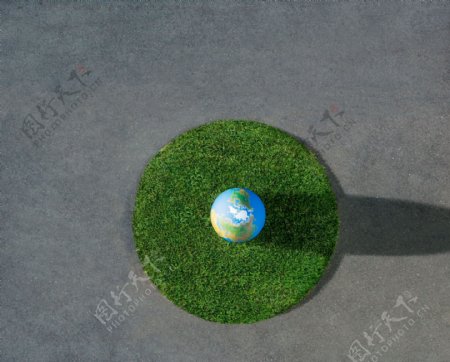 圆形草地上的蓝色地球图片