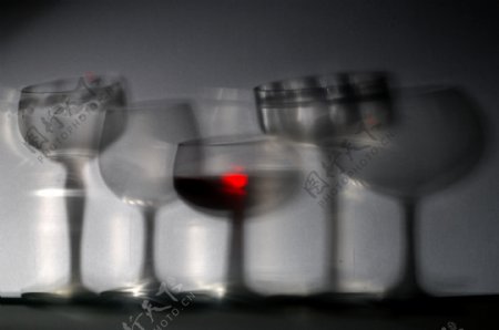 朦胧的葡萄酒杯摄影图片