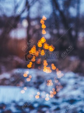 灯冬季树反射背景虚化圣诞节双曝光