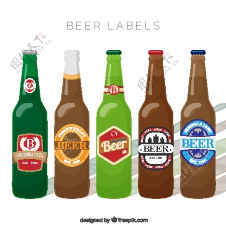各种不同标签颜色的啤酒瓶