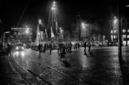 夜晚充满路人的广场
