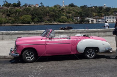 粉色复古的汽车