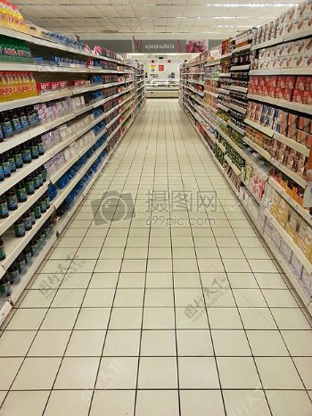 超市摆满货架的商品