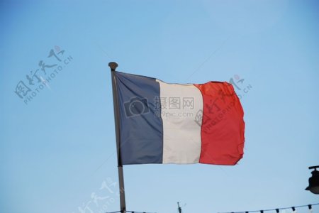 迎风飘扬的法国国旗